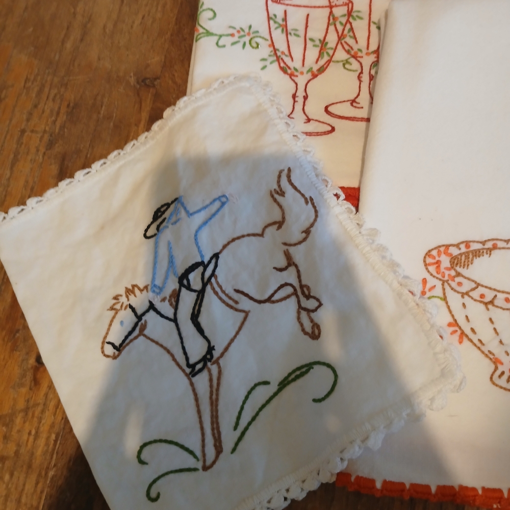Lot Of Vintage Linens Pillow Cases Runners And Dish Towel